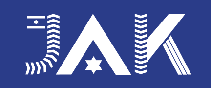 התמונה מציגה את האותיות "JAK" על רקע כחול. ה-"J" וה-"K" מציגים דפוסי שברון, בעוד של-"A" יש כוכב באמצע. יש גם כוכב קטן יותר ליד החלק השמאלי העליון של ה"J".
